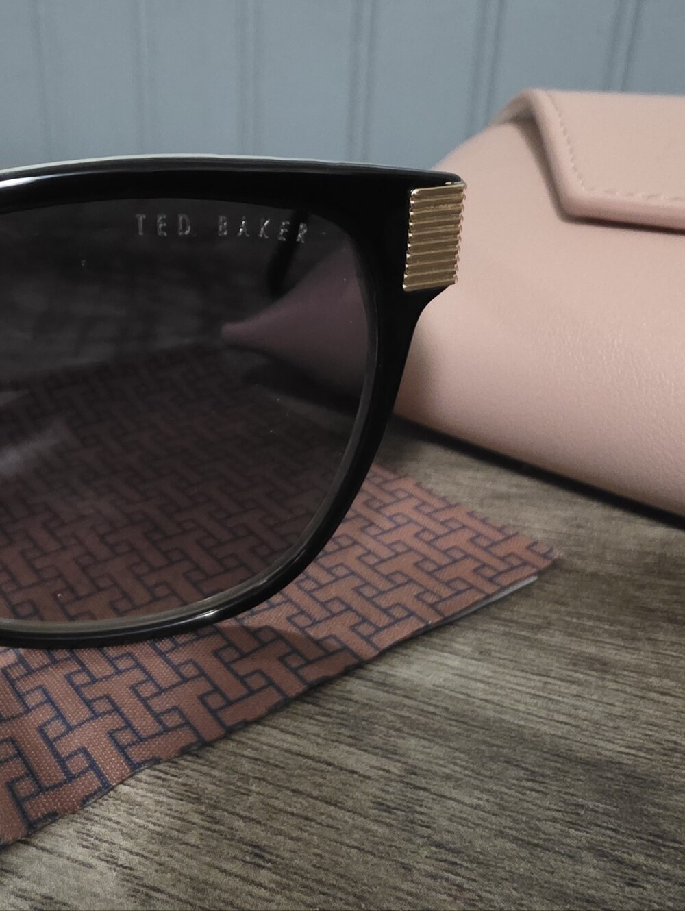 Ted Baker Polorized Black Frame Sunglasses with Pink Case - Picture 2 of 5